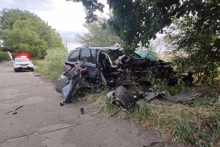 In der Region Odessa raste ein Fahrer in einen Baum und tötete seinen Beifahrer