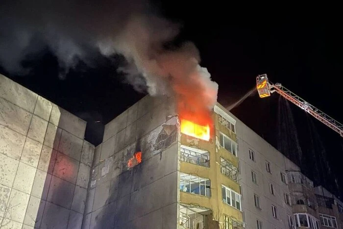 Wrogi dron uderzył w wieżowiec w Kirovohradzie: matka z dziećmi ranna