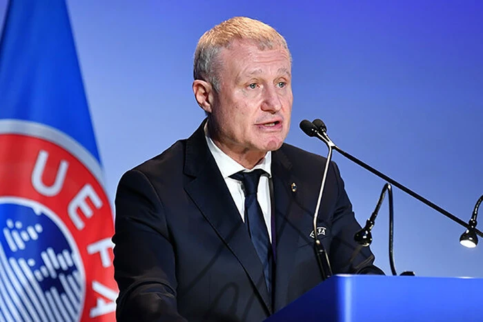 Hryhorij Surkis otrzymuje