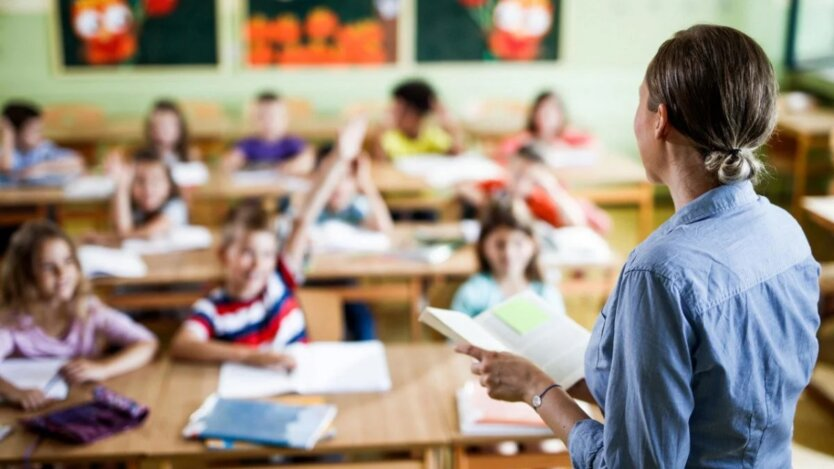 Ministerstwo Edukacji uruchomiło infolinię 'Szkoła offline': co można się dowiedzieć