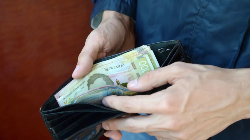 Emerytury i pomoc dla Ukraińców będą wypłacane na nowych zasadach: ZUS otrzyma informację od banków