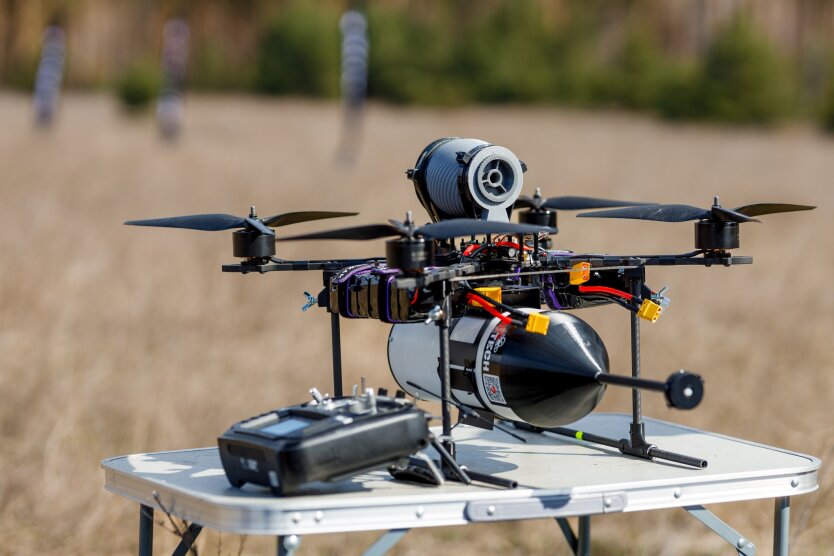 Siły obronne otrzymają więcej dronów na światłowodach